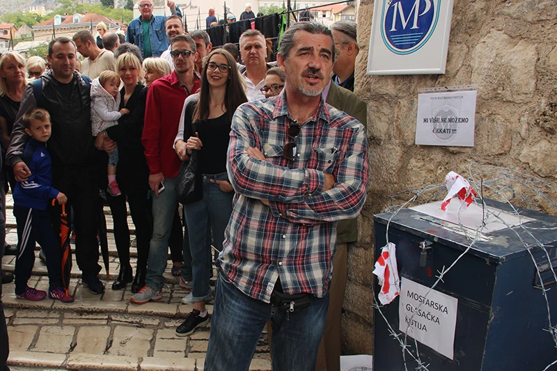 ‘Mostarska glasačka kutija’ postavljena na Starom mostu