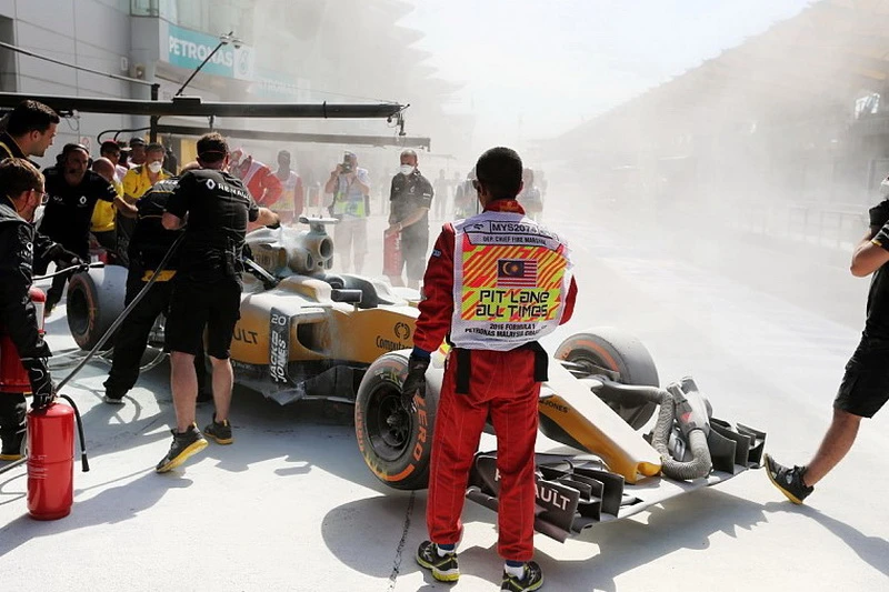 Rosberg najbrži, Magnussen u plamenu