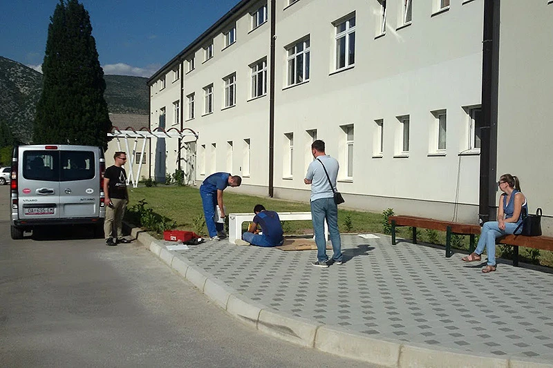 Mostar dobio pametne klupe