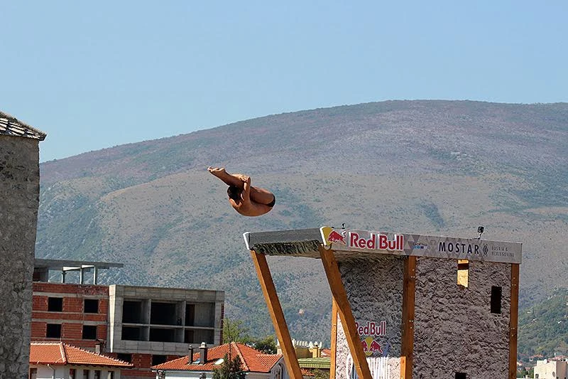 Na Starom mostu počeli vratolomni skokovi Red Bull Cliff Diving