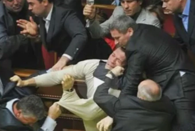 VIDEO | Zastupnici se potukli pred novinarima