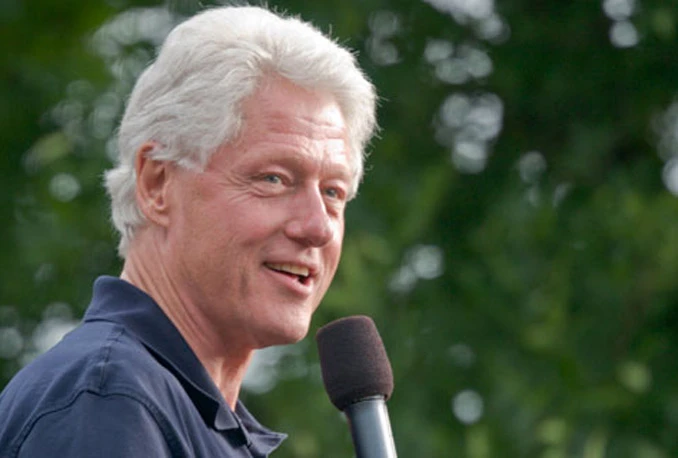 Bill Clinton u svom domu drži kamenje iz BiH