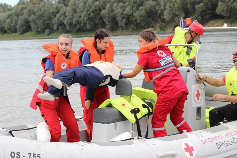 Na desnoj obali rijeke Save došlo do požara koji se širi velikom brzinom