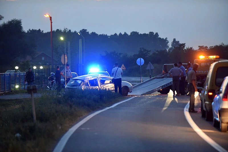 U sudaru dva motocikla i automobila poginuo 19-godišnjak