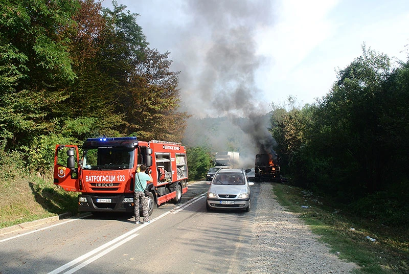 Kod Zvornika planuo autobus u vožnji