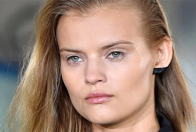 Šminkanje ušiju je novi make up trend