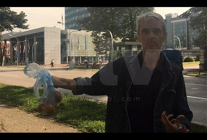 Gađao zgradu Vlade jajima