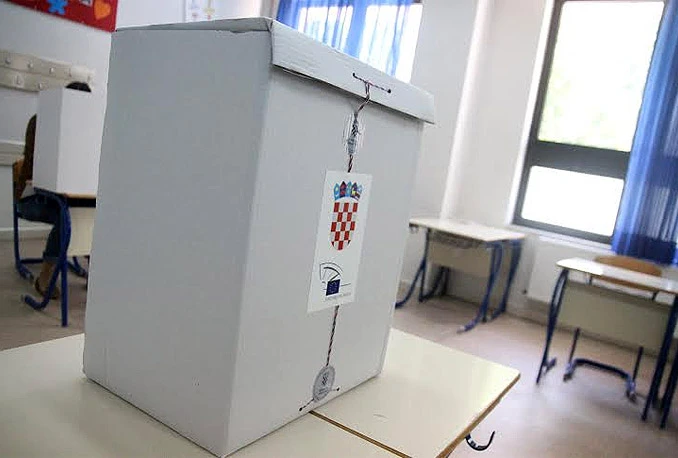Političari pozivaju glasače; Izlaznost na izborima za sada manja nego prošle godine