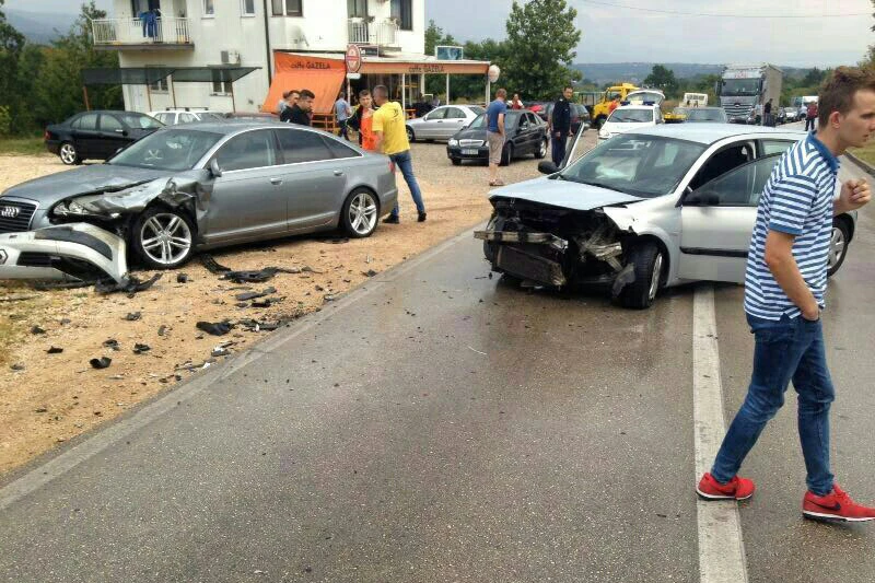 U sudaru tri automobila u Širokom Brijegu ozlijeđena jedna osoba