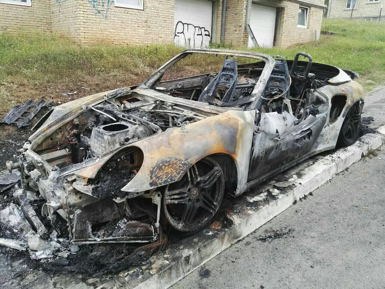 Starleti Tamari Đurić zapaljen skupocjeni automobil