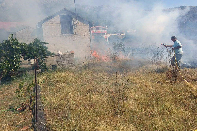 Ljubuški: Mještani spasili kuće od požara