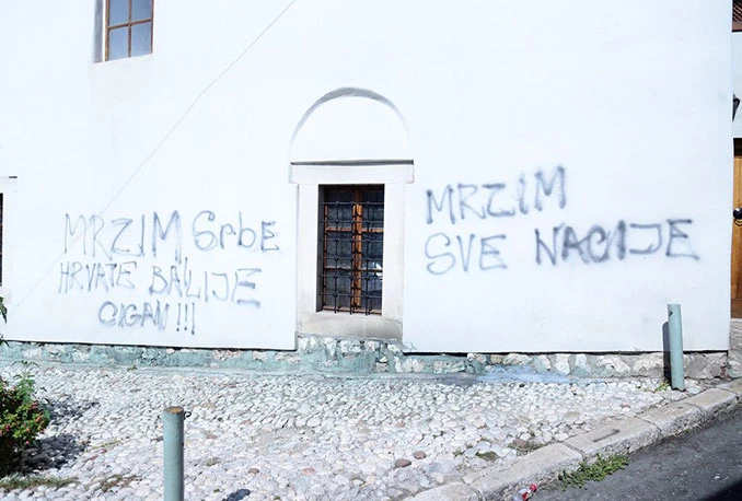 "Mrzim Srbe, Hrvate, Balije" ispisano na džamiji u Sarajevu
