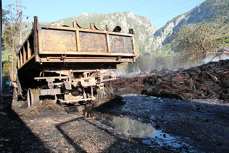 Požar u ''Autoprevozu'': Izgorjeli kamion, dizalica, automobil, gume...