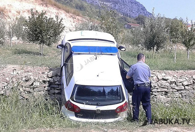 Ljubuški: Policijski automobil završio na zidu