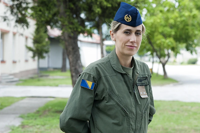 Dama koja bolje poznaje helikopter od eyelinera