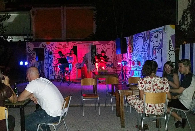  'Dva i po čo'eka' zasvirala Mostaru