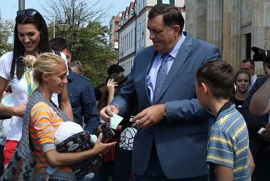Dodik Romkinji dao sto eura