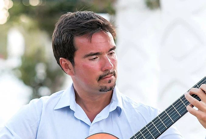 Virtuoz za gitarom nastupa u Kosači 