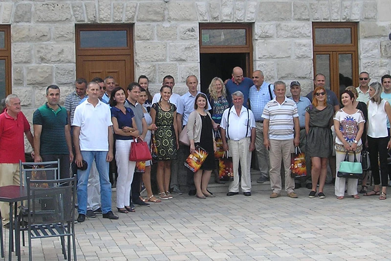 Otvoreno prodajno mjesto meda i drugih tipičnih proizvoda Hercegovine u Ravnom