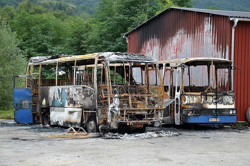 Grom udario u spremnik za gorivo, izgorjela dva autobusa