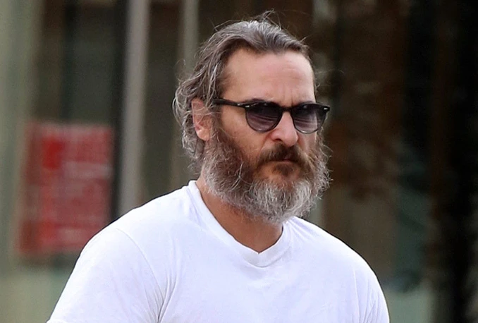 Iza ove namrgođene face krije se glumac Joaquin Phoenix