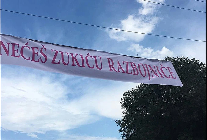 SDA osuđuje transparent na M-17: Nećeš Zukiću razbojniče