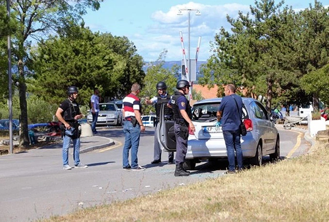 Pucnjava pred bolnicom: Muškarac upucao liječnika i dva policajca