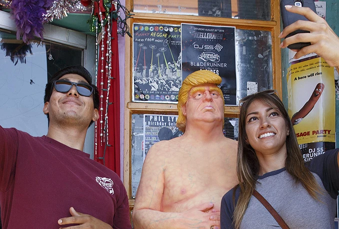 Goli bez sedla: Slikajte se s ogoljenim Donaldom Trumpom!