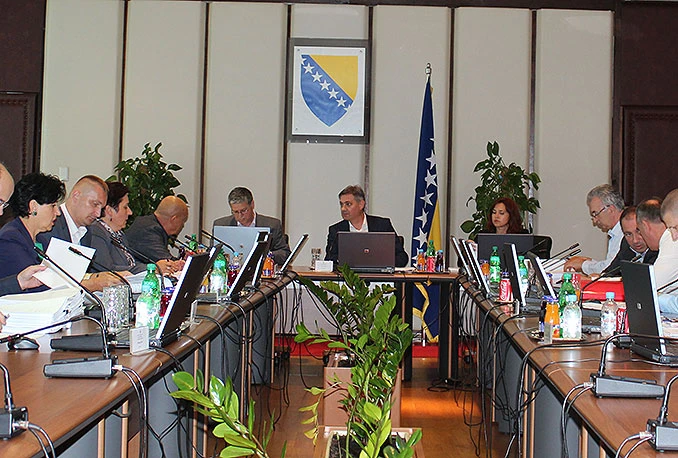 Plaće u institucijama BiH: Visina osnovnice 475,69 KM, regres 300 KM