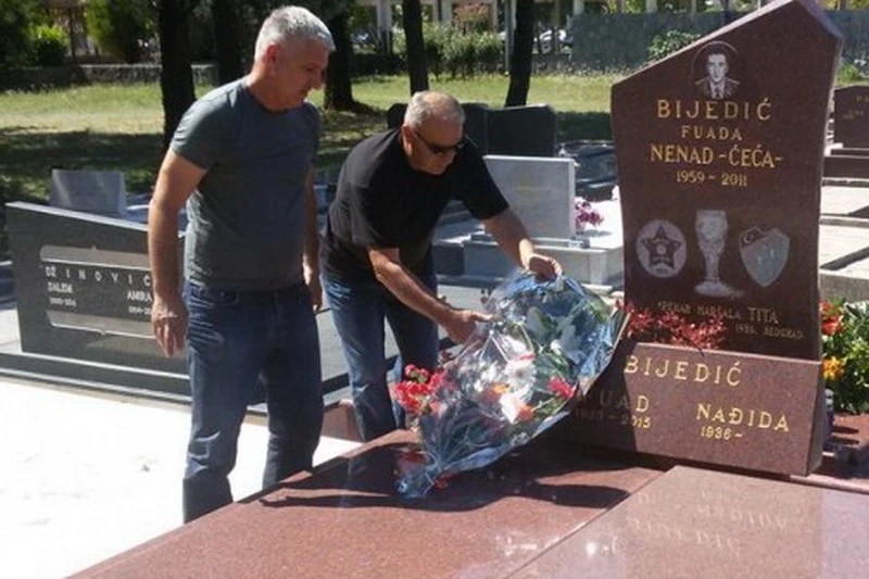 Izaslanstvo Veleža položilo cvijeće na spomenik Nenada Bijedića