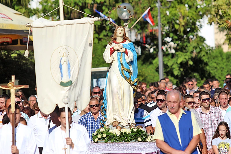 Vjernici u procesiji na Uočnicu blagdana Velike Gospe