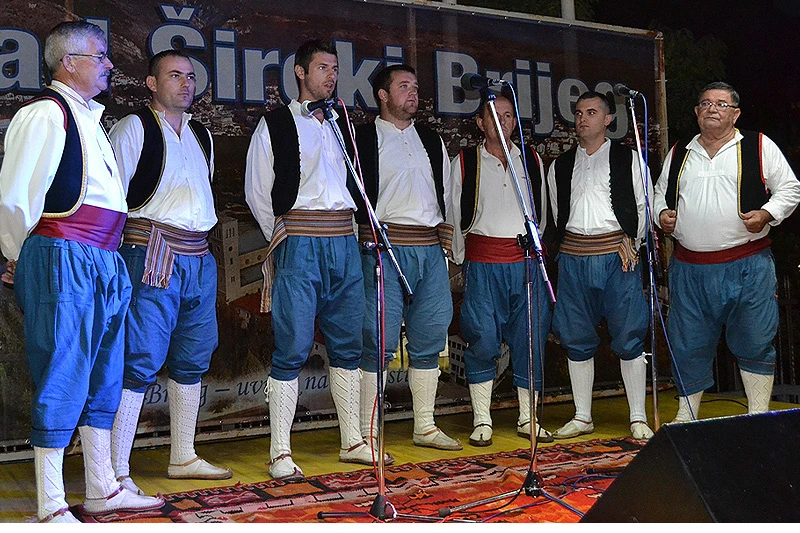 Na središnjem gradskom trgu nastupilo 13 folklornih skupina