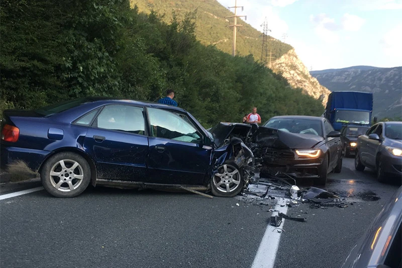 U Drežnici se sudarila dva Audija