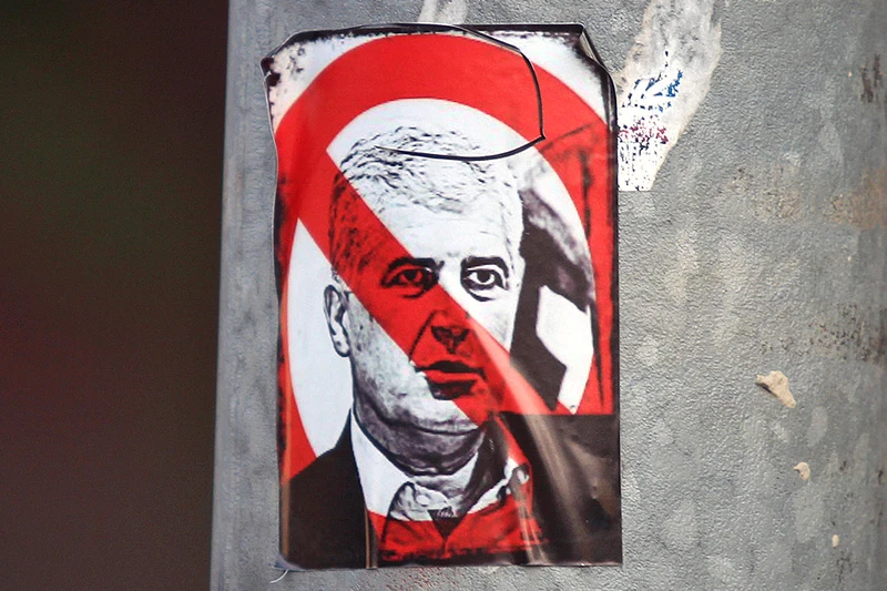 Široki izlijepljen naljepnicama protiv Čovića