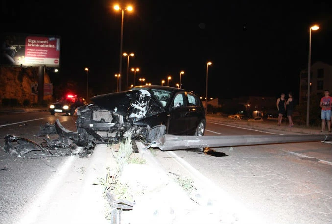 Teška prometna u Mahali: Autom u banderu