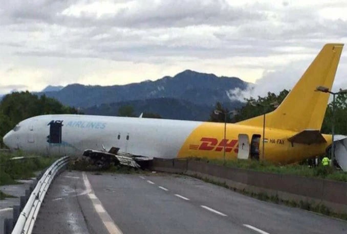 Teretni avion promašio pistu i udario u kružni tok