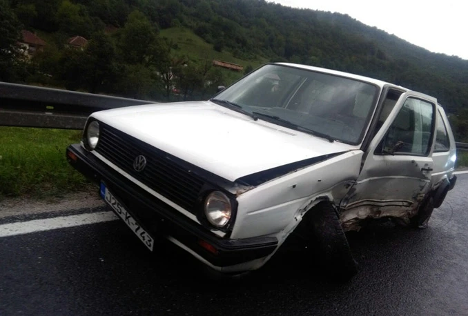 Sudar tri automobila na M-17, ozlijeđena jedna osoba