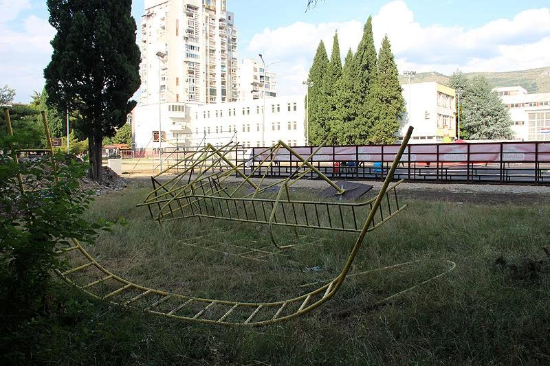 Grad odmara, nered iza Desete osnovne na čekanju