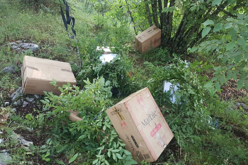 Pješke preko granice pokušali prebaciti 4000 kutija raznih vrsta cigareta 
