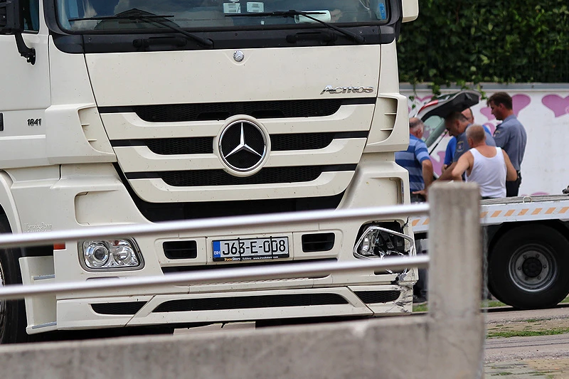 Knešpolje: Sudar kamiona i dva osobna automobila