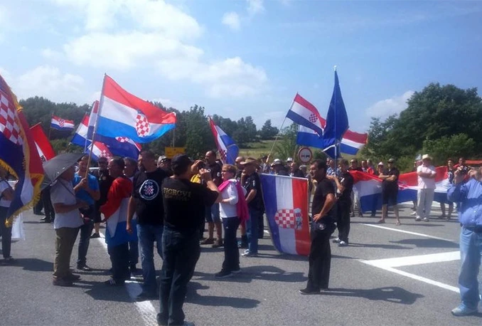 Žene domoljubnim pjesmama ometale govor Stjepana Mesića