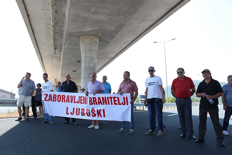 Branitelji blokirali granične prijelaze Bijača, Orahovlje, C. Grm i G. Vinjani