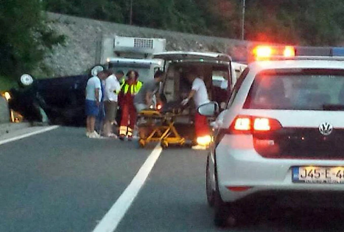 Hadžići: Nakon nesreće 21-godišnjakinja životno ugrožena