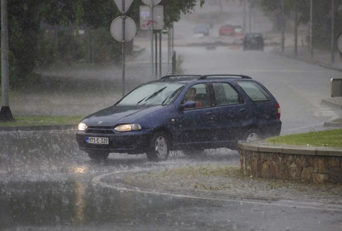 Nevrijeme praćeno jakim vjetrom, kišom i gradom