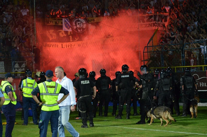 Navijači prekinuli sarajevski derbi