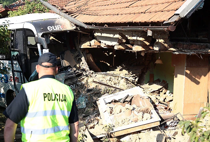 Hadžići: Autobus sletio s ceste, ozlijeđeno 11 osoba