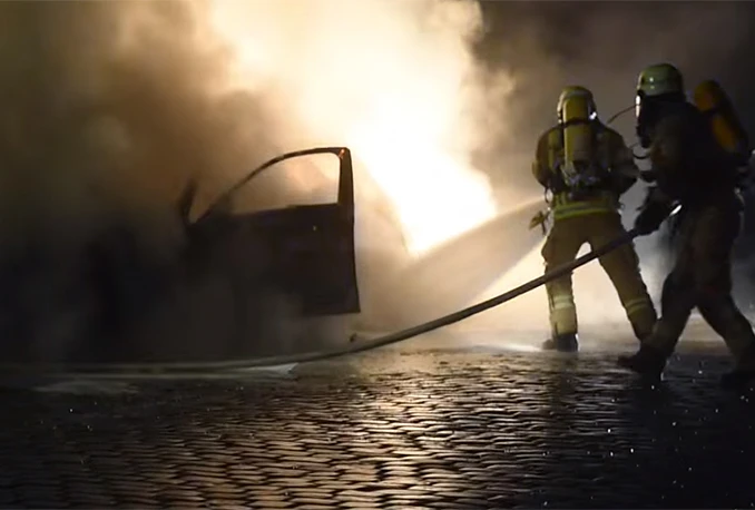 U Neumu se zapalio automobil