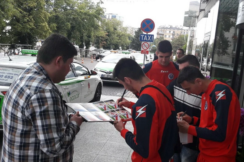 Plemiće u Varšavi iznenadili lovci na autograme