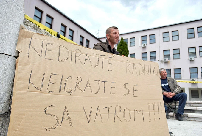Radnici Krivaje blokirali općinu