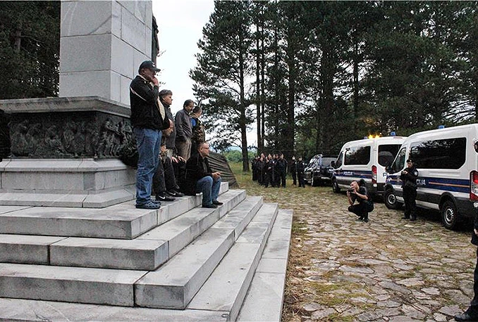 Policija u Srbu uklonila oba šatora; privedeno osam pripadnika A-HSP